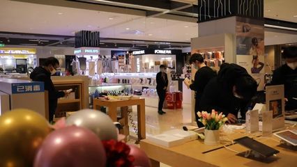 2021年全省社會消費(fèi)品零售總額增速躍居全國第15位，創(chuàng)2012年以來最佳位次，體育用品及器材零售表現(xiàn)突出